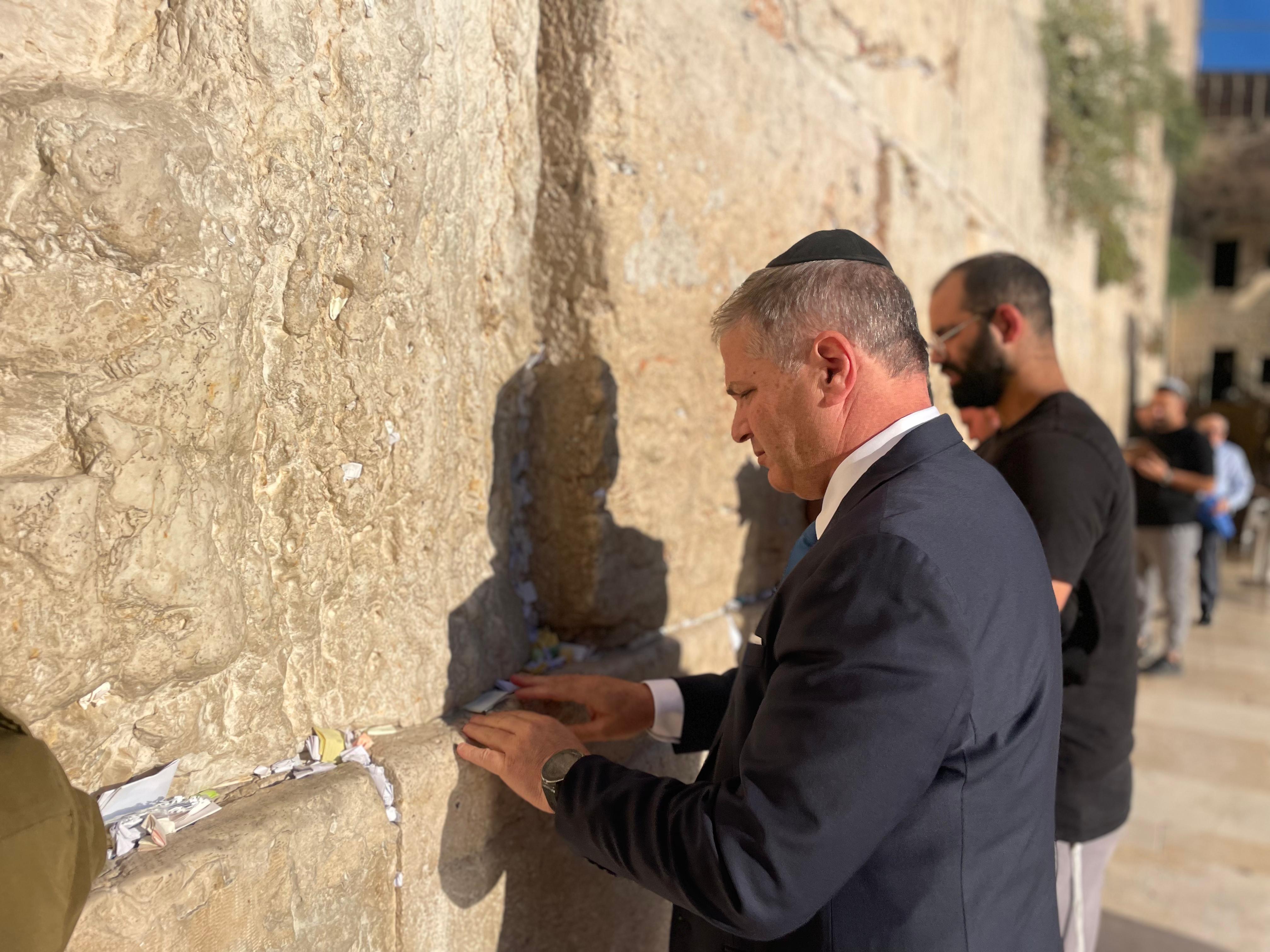 השר יואב קיש בכותל