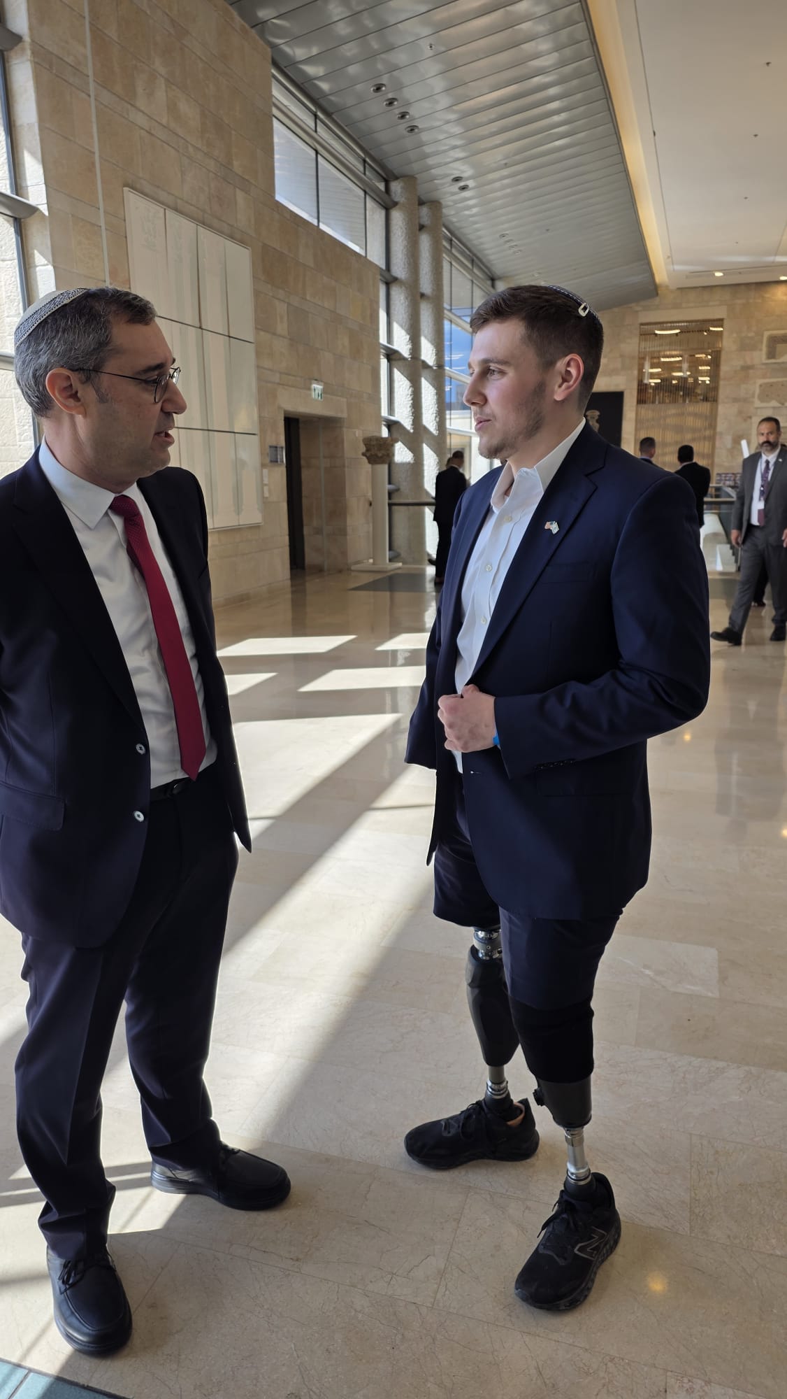 ארי שפיץ ואביו במשכן הכנסת 