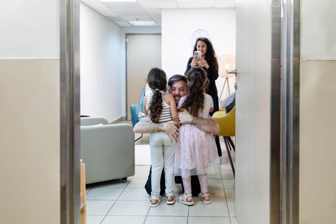 David Cunio reunites with twin daughters