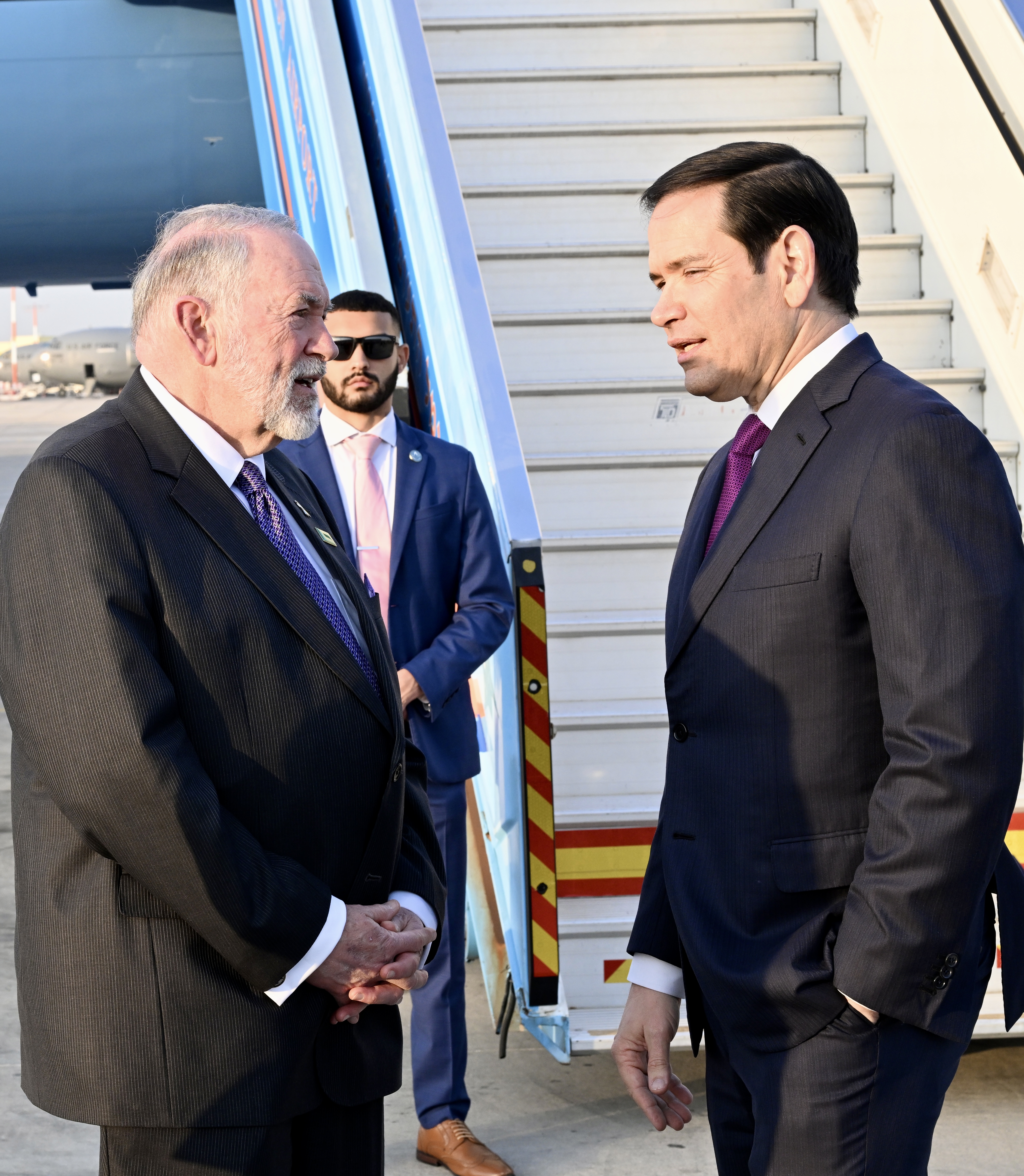 Rubio (R) is welcomed by US Amb. Huckabee