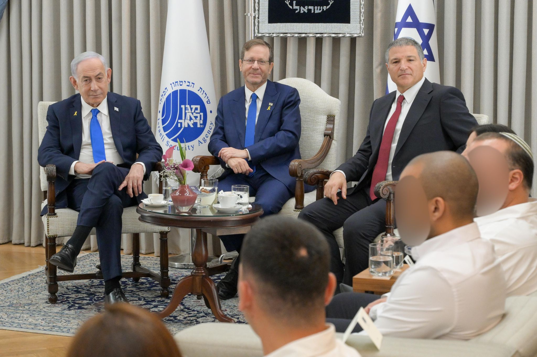 Netanyahu, Herzog, Zini and some of the recipients 