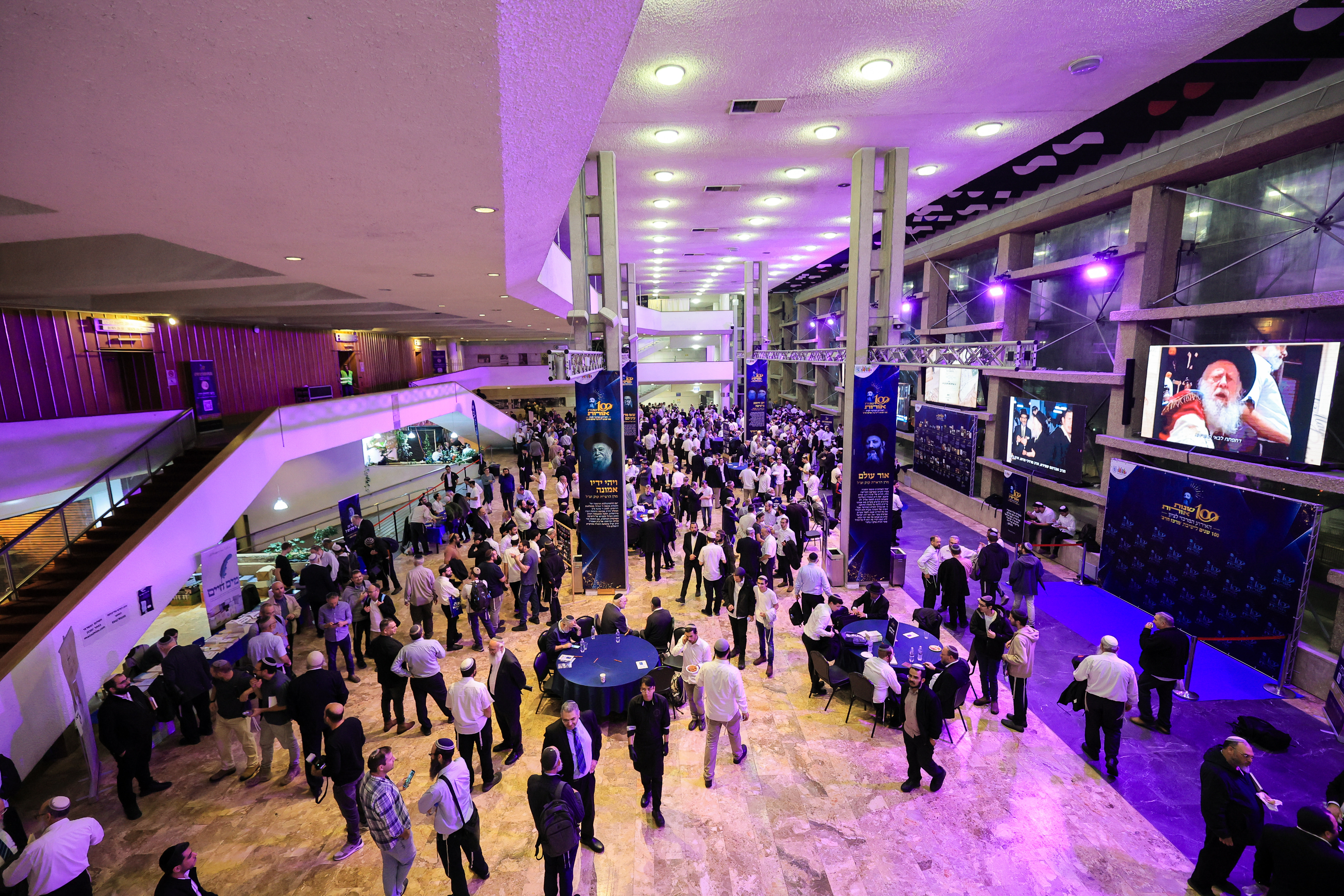 Alumni entering vestibule to meet Rabbanim and old classmates 