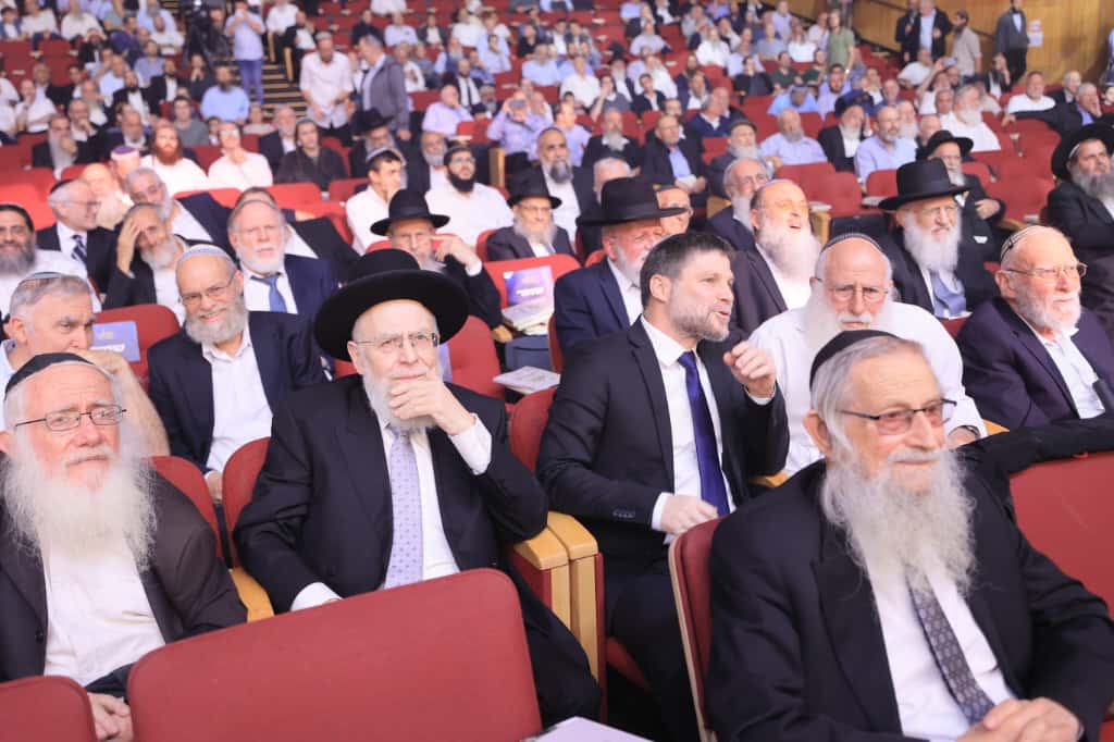 Merkaz HaRav Centennial: r. Rav Zalman Melamed, behind him Min. Bezalel Smotrich and his father, both alumni 