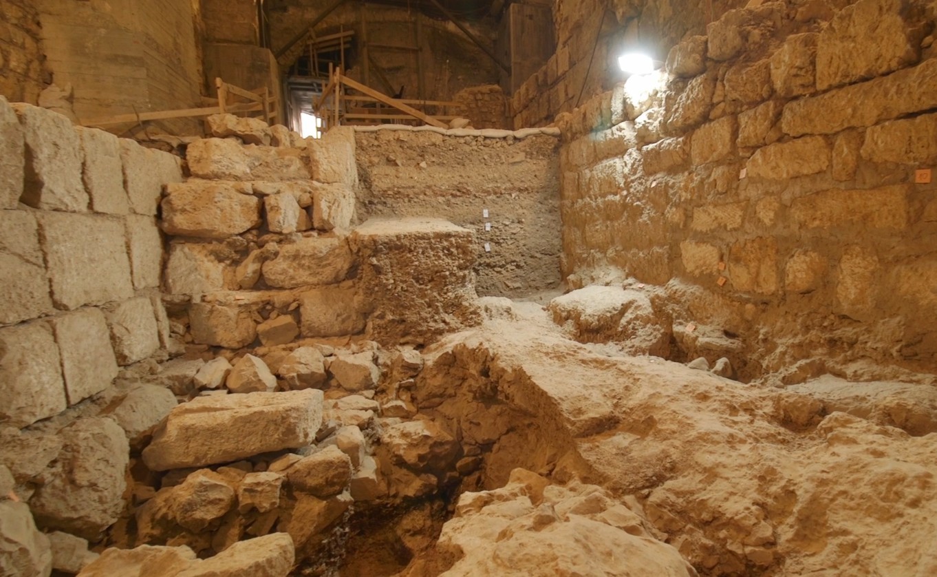 On the left is the Hasmonean-period wall uncovered in the excavation. Emil Aladjem, Israel Antiquities Authority