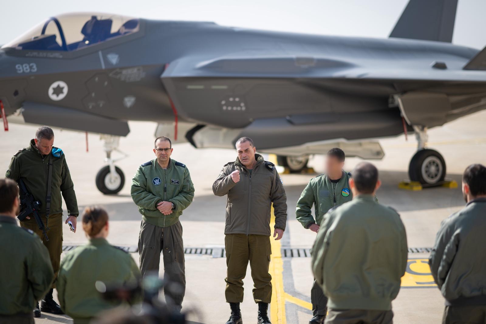 Chief of Staff Eyal Zamir speaks with the pilots 