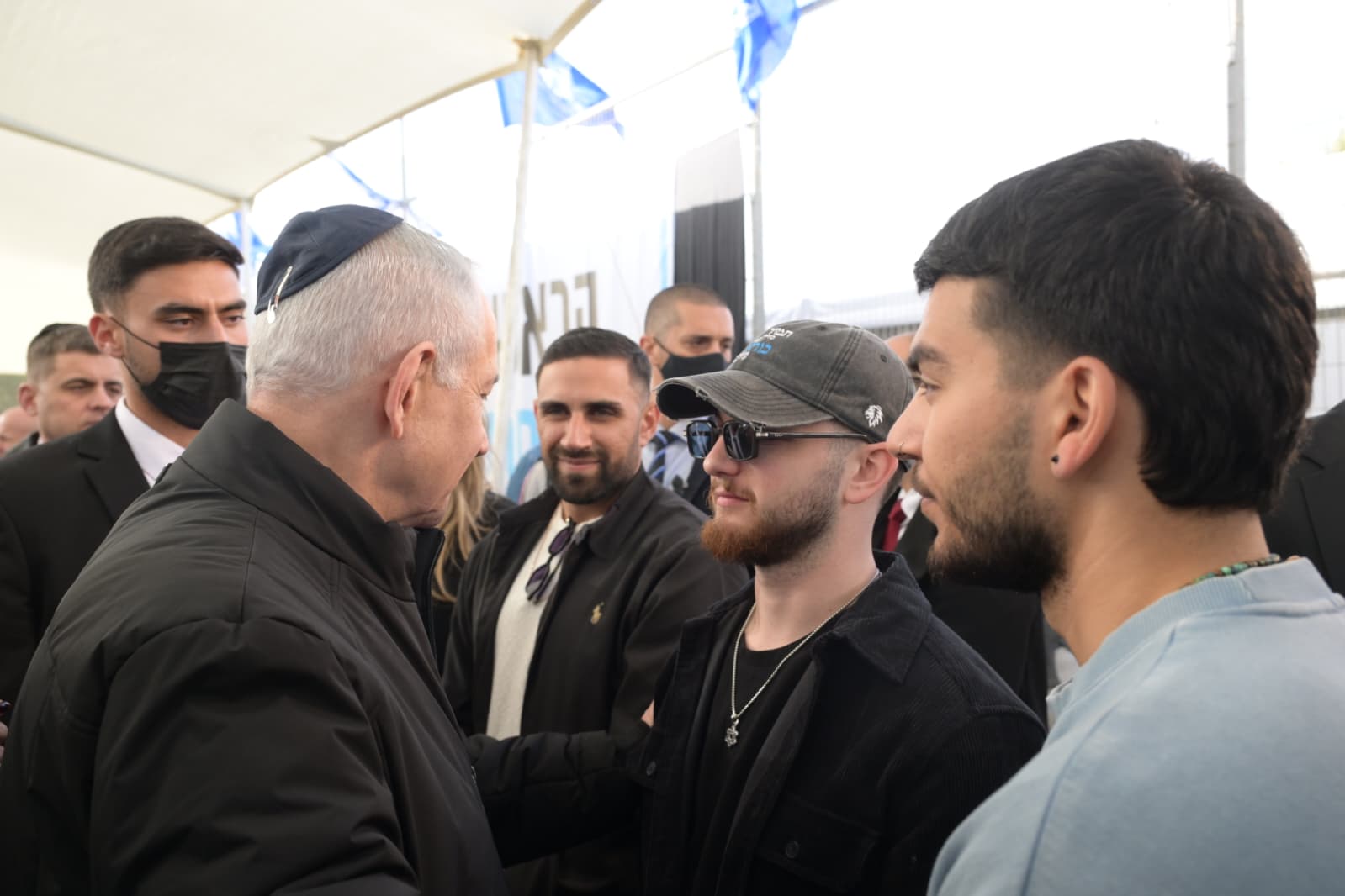 Netanyahu with the captivity survivors 