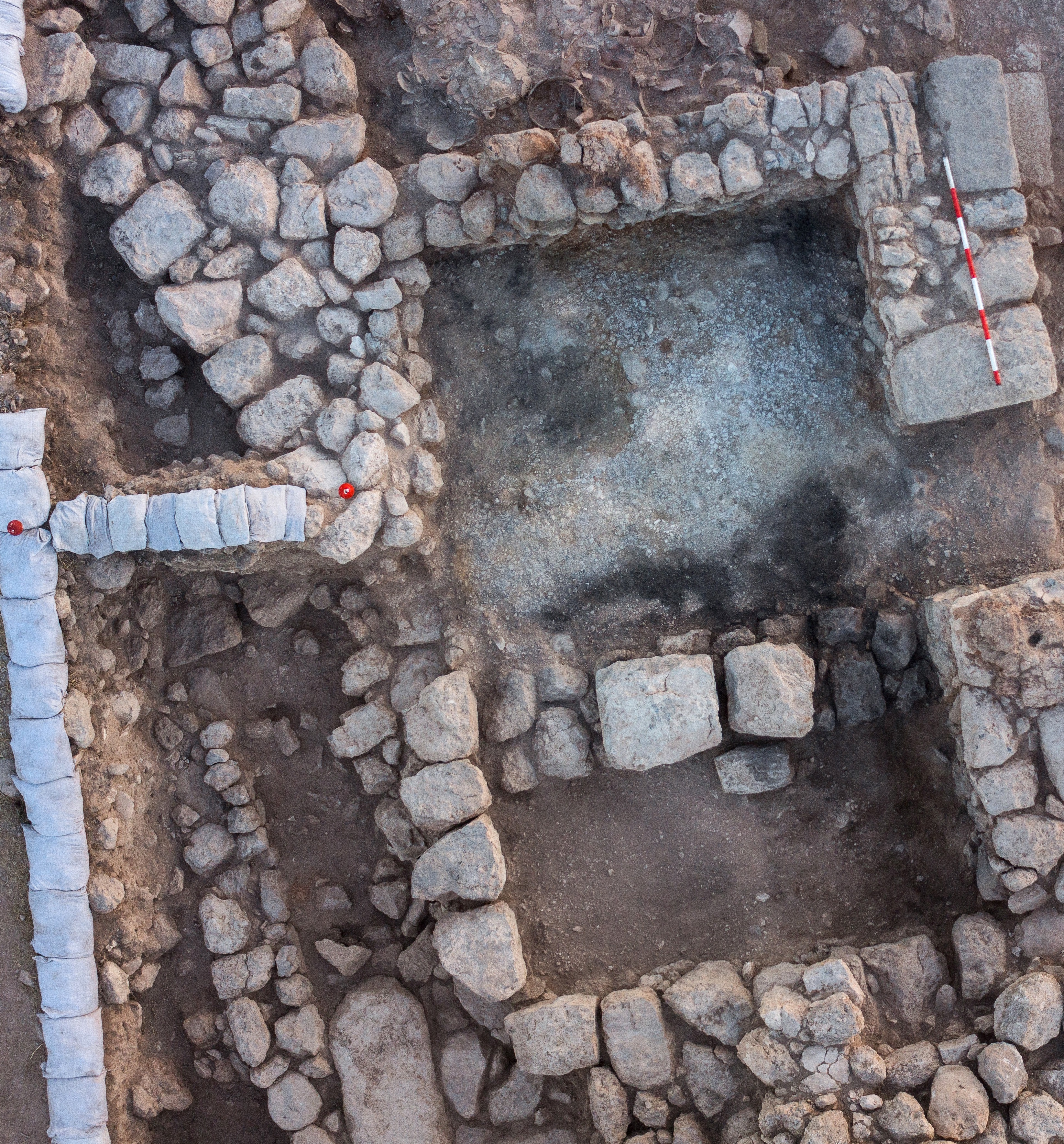 Aerial image of Room B after the conclusion of excavations in 2015. Note that the platform was already removed when Square O22 was exposed, and is therefore not visible in the picture (although its contour is visible, since the rest of the room was burned during the destruction, and hence its color is different) 