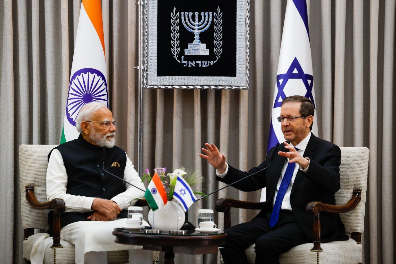 Narendra Modi (L) and Isaac Herzog (R)