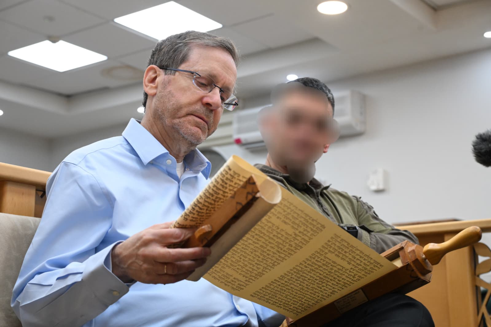 הנשיא הרצוג קורא מגילה עם לוחמי דובדבן