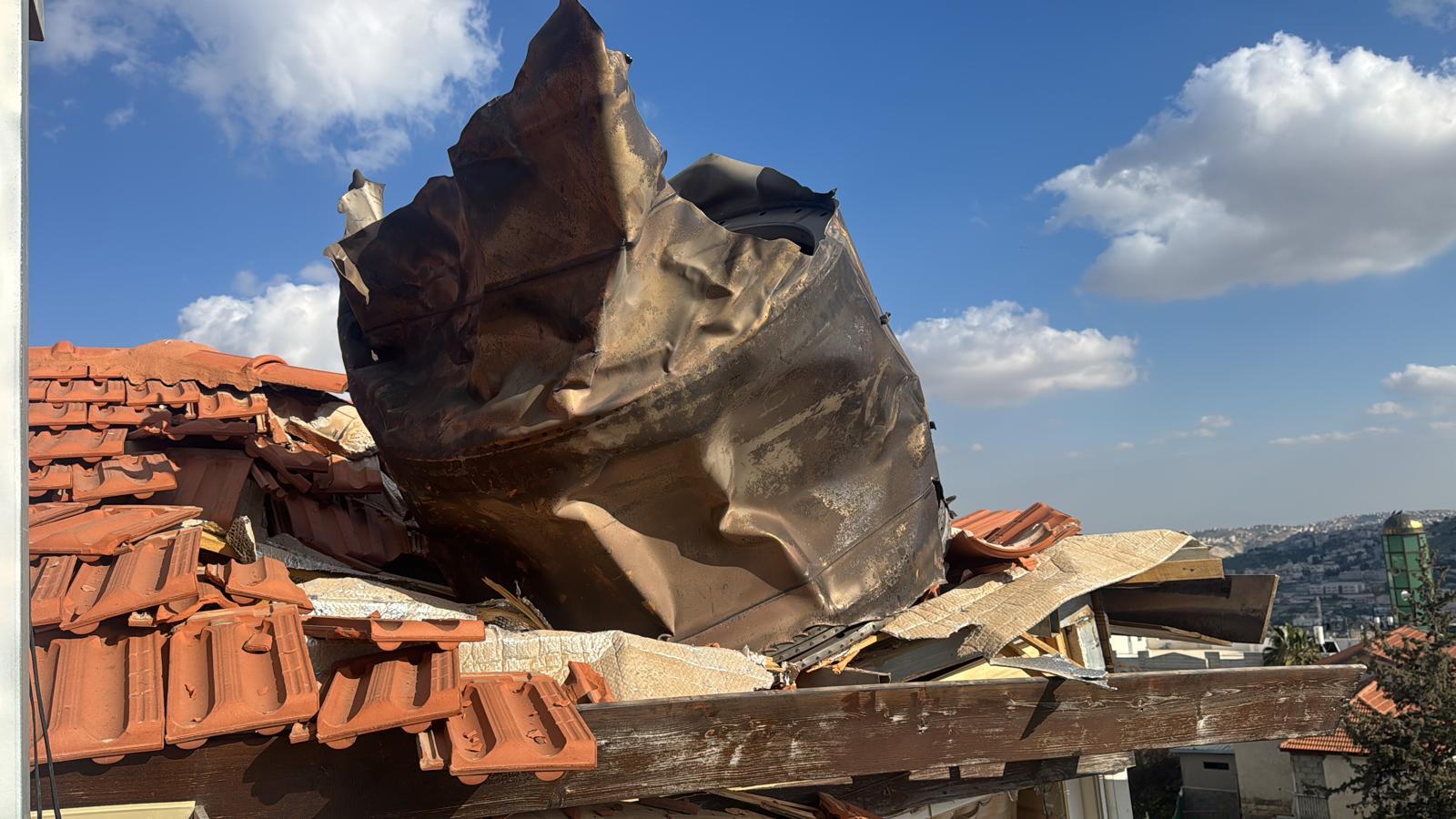 שברי יירוט על בניין מגורים