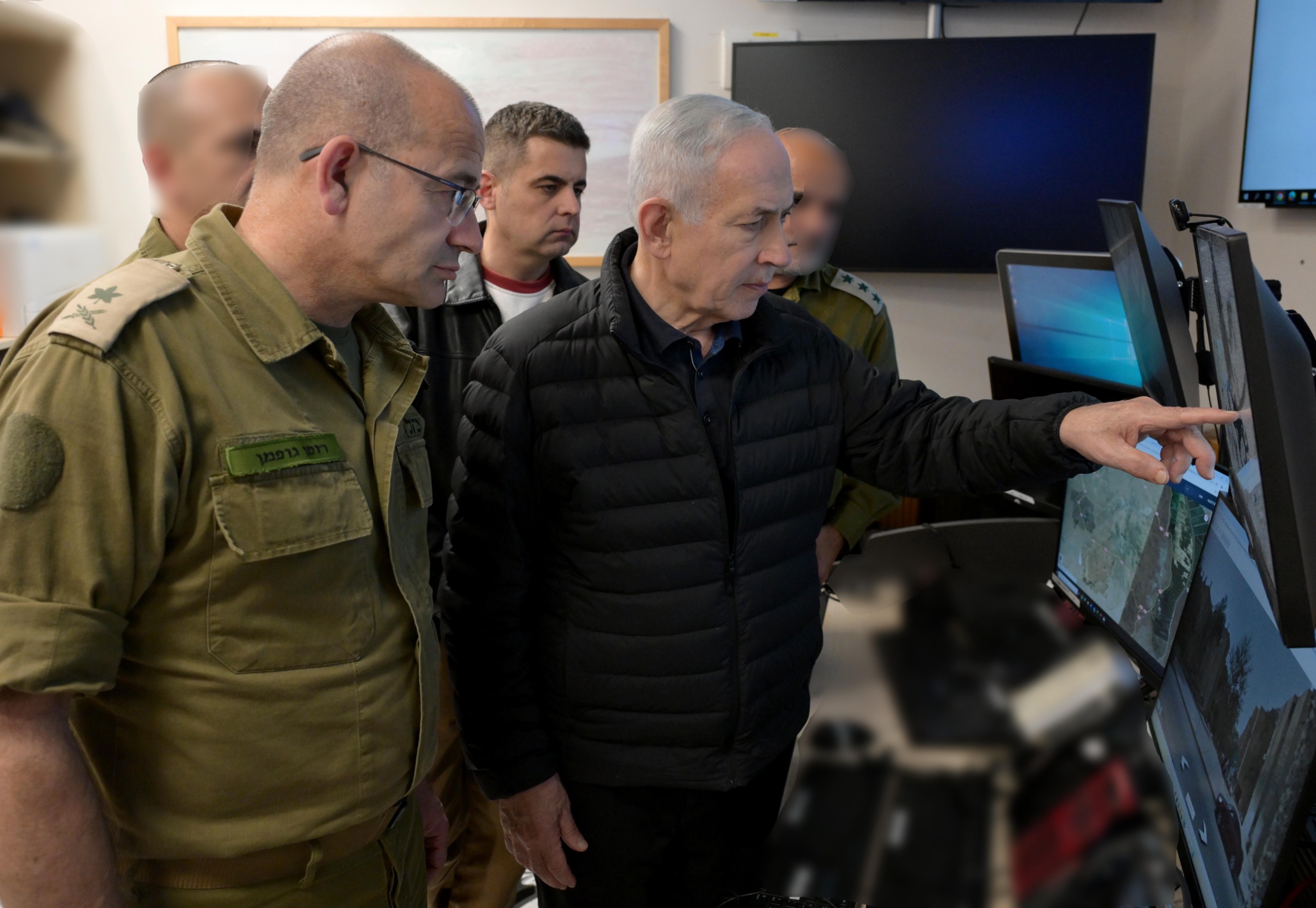 ראש הממשלה נתניהו עם מזכירו הצבאי רומן גופמן