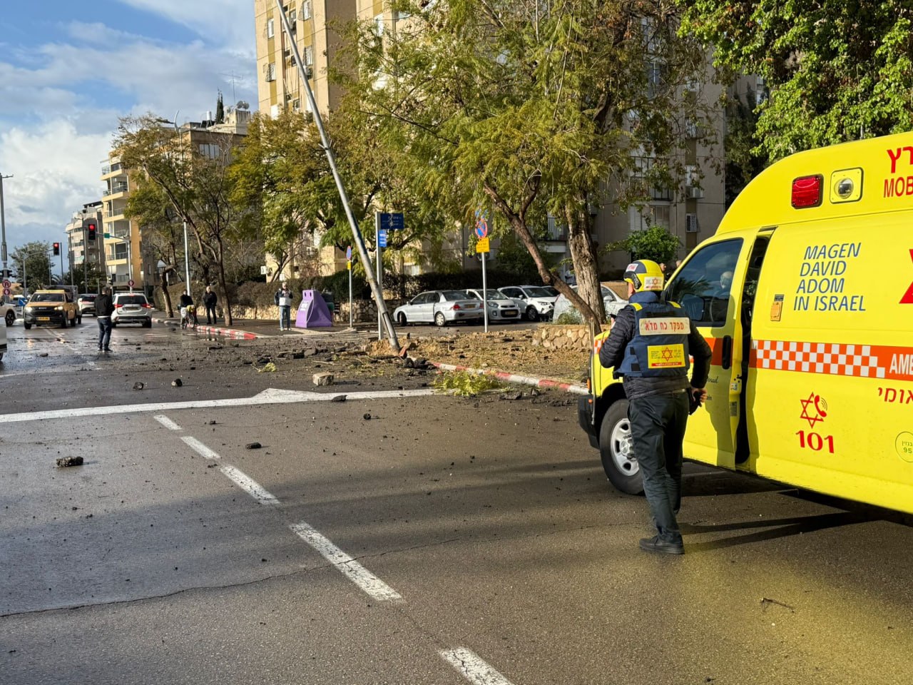 צוותי מד"א בזירת נפילה במרכז