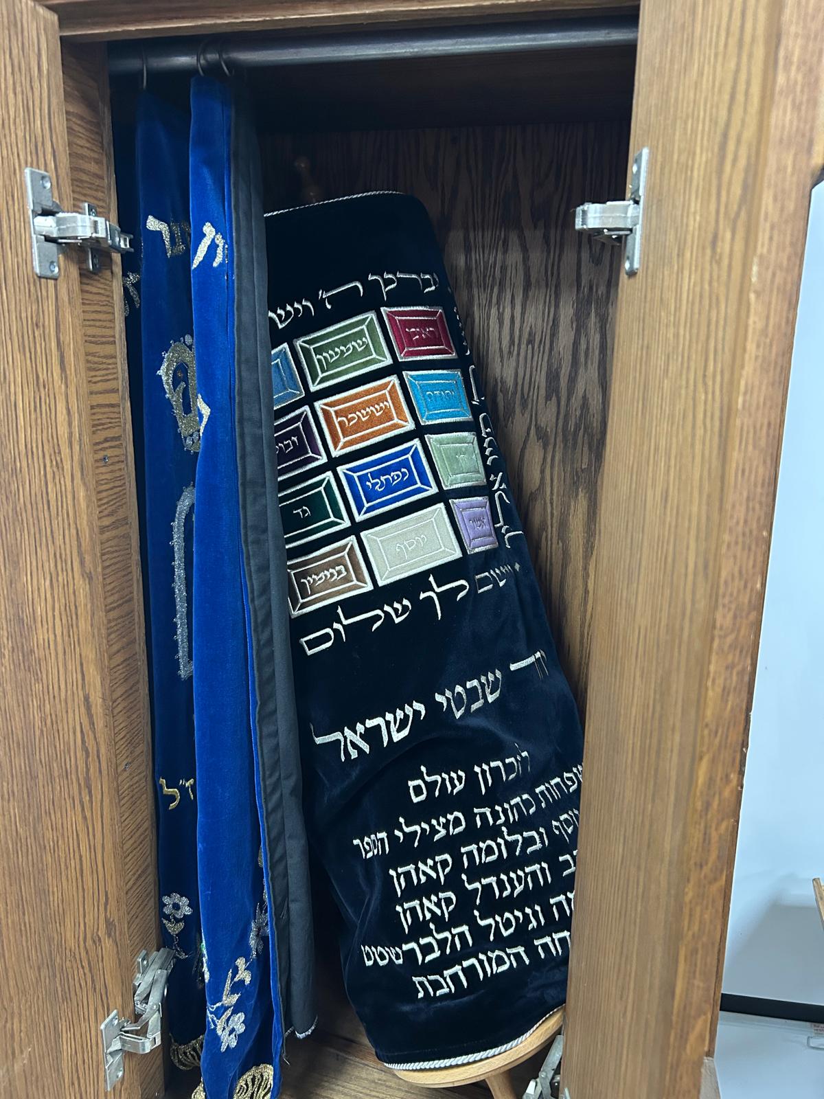 Adler Hachnasat Sefer Torah: In the Ark