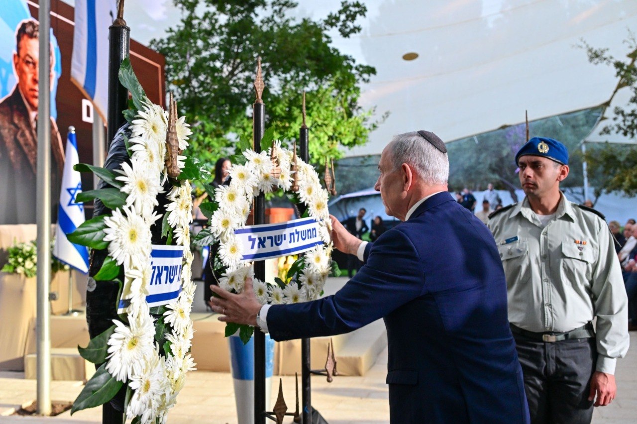 PM lays wreath at memorial ceremony