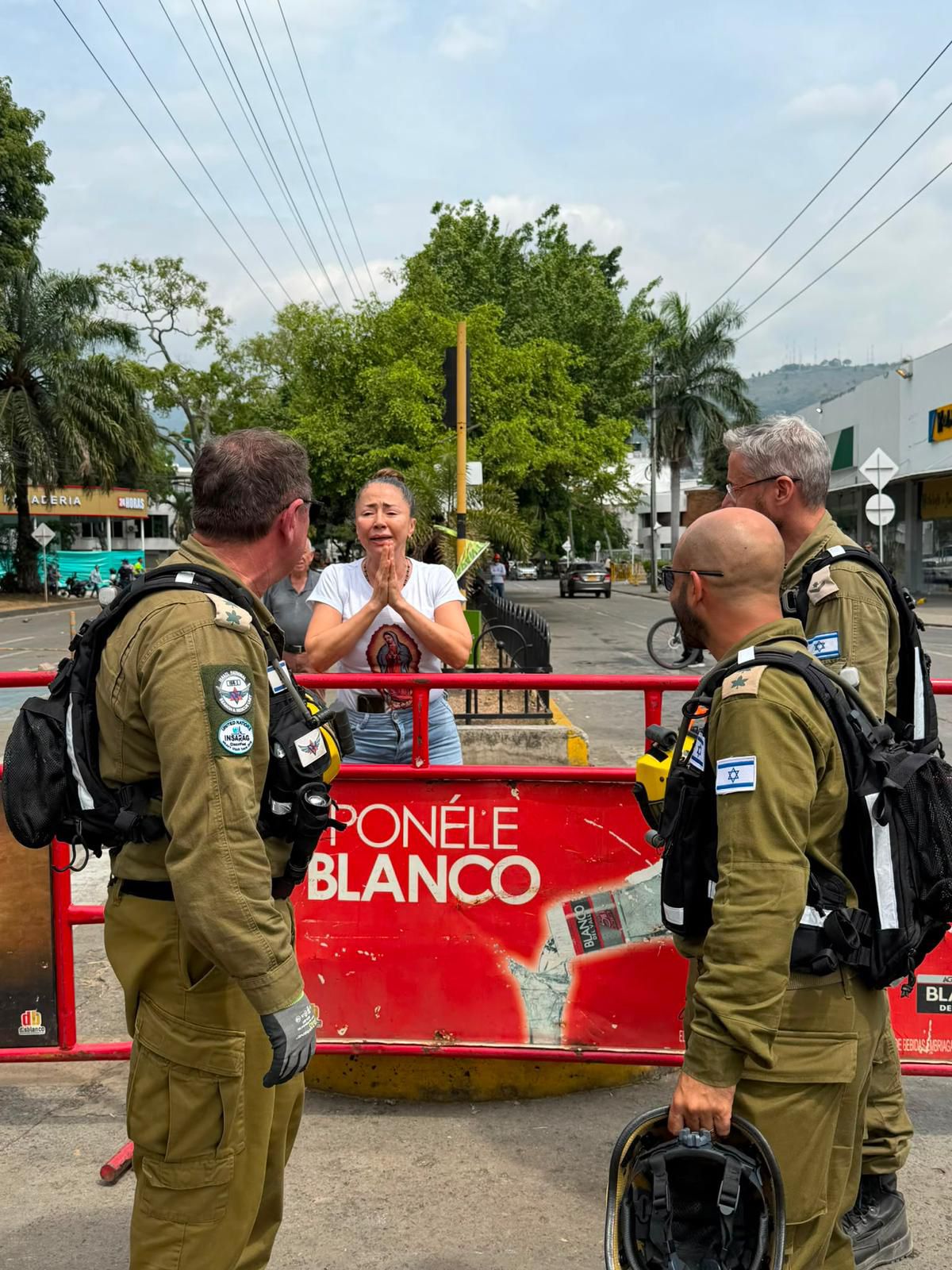 A local woman thanks the Israeli rescuers. Photo: IDF Spokesperson’s Unit