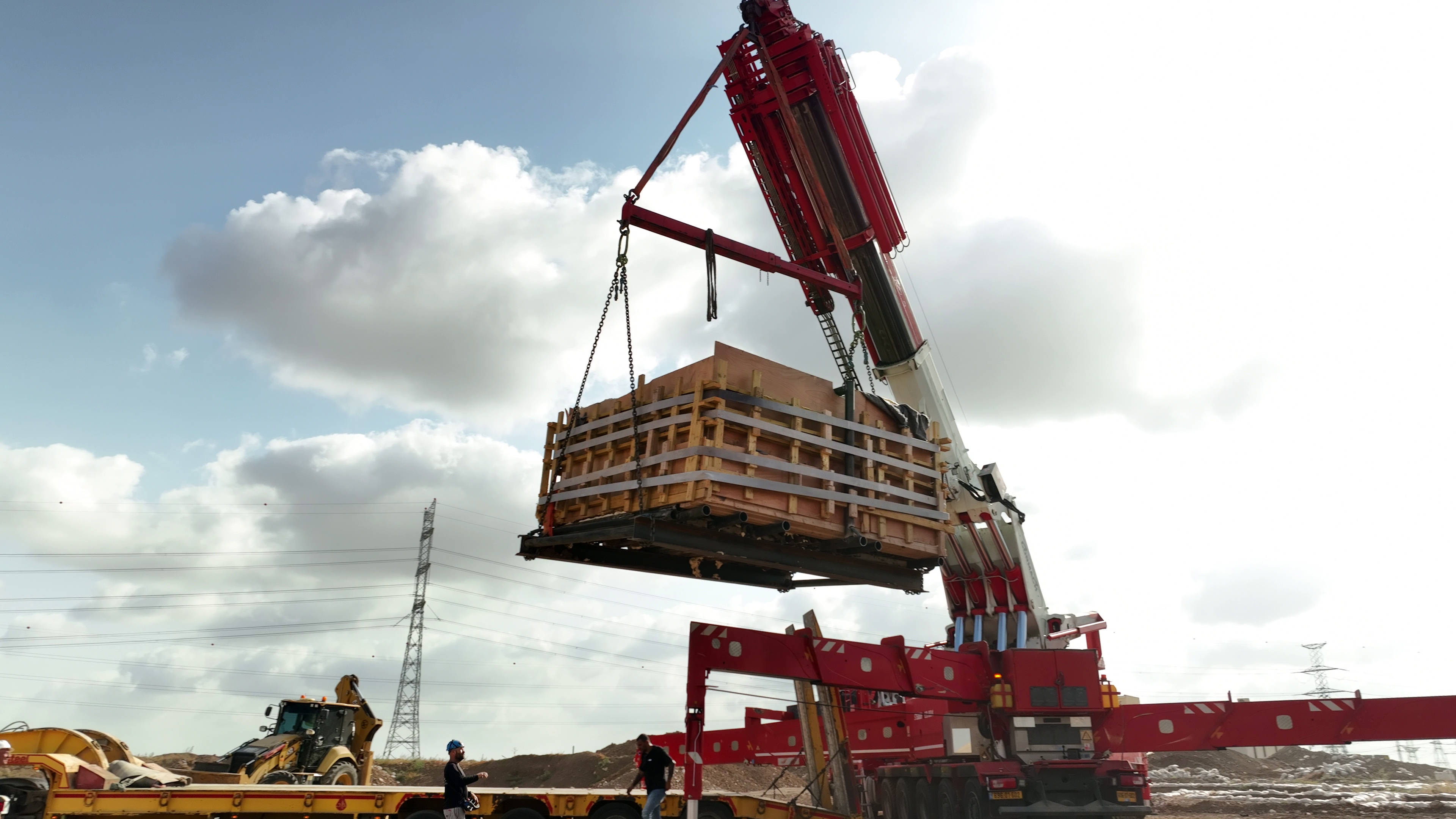 Lifting the 2,000-year-old mikveh onto the truck. Credit: Emil Aladjem, Israel Antiquities Authority