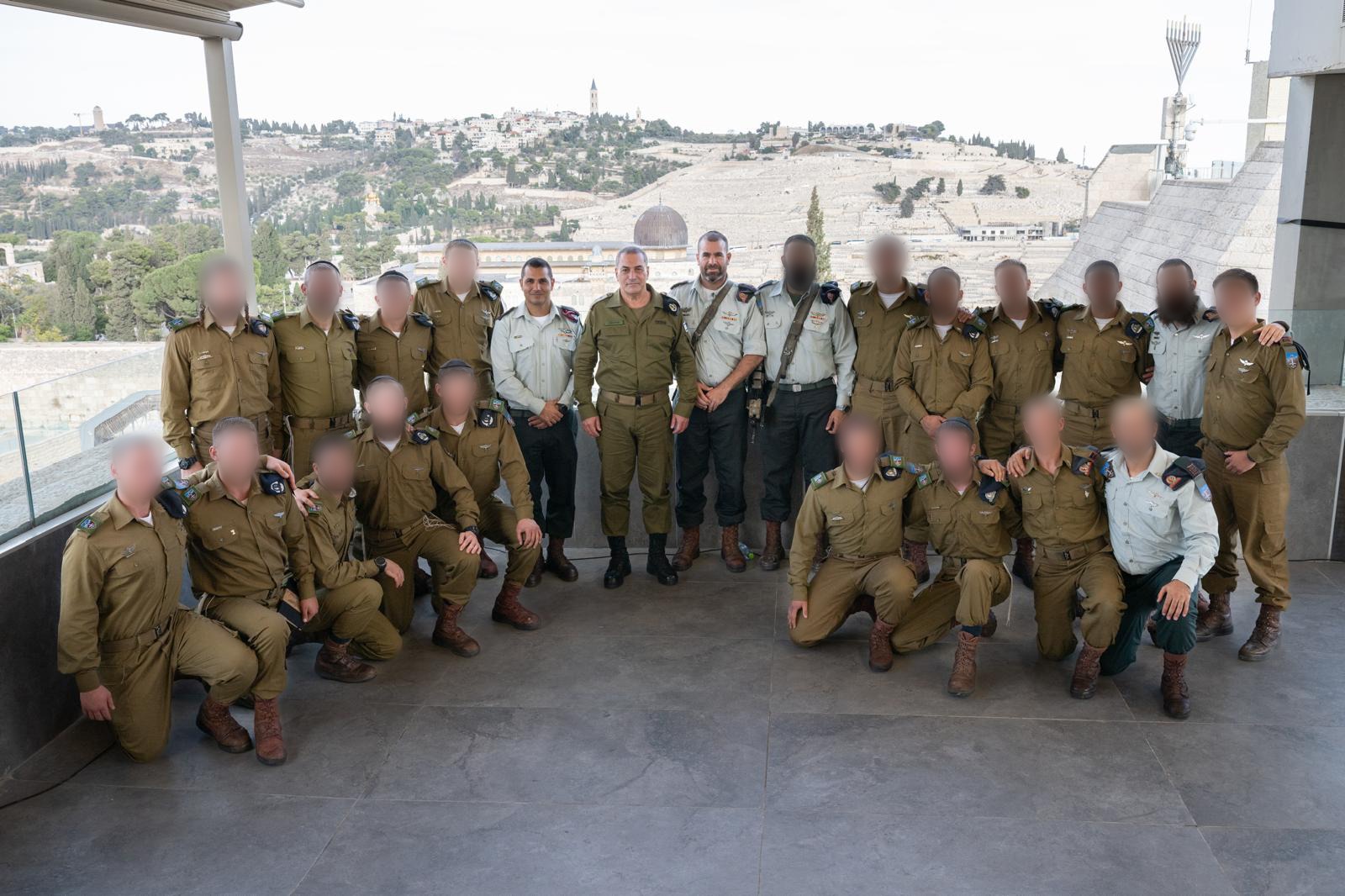 IDF Chief of Staff Eyal Zamir with the course graduates