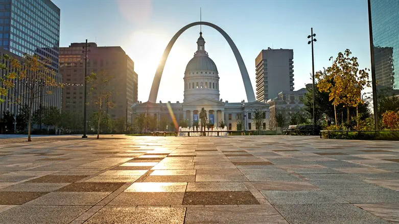 V St. Louisu preiskava požiga avtomobilov in antisemitskih grafitov, usmerjenih proti ameriškemu veteranu IDF