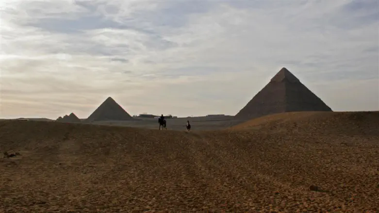 Lag Ba'Omer with the Jewish Amazons at the pyramids