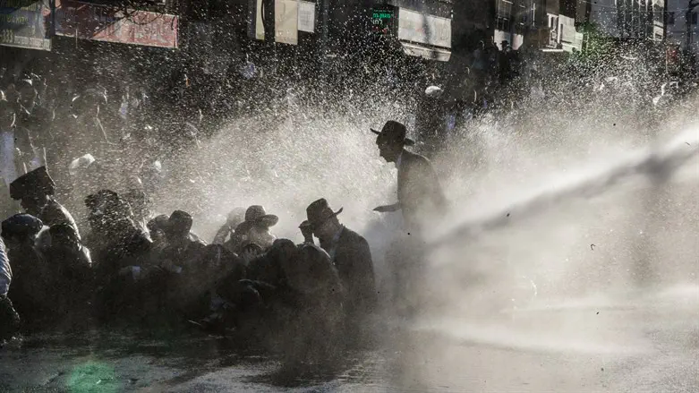Haredi extremists protest transfer of draft dodger