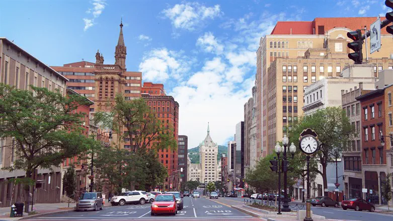 Moški, ki je streljal pred sinagogo v Albanyju, obsojen na 10 let zapora