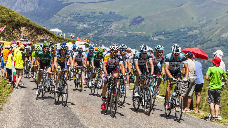 Napetosti med ultraortodoksnimi Judi in policijo v Jeruzalemu; protest proti izraelski kolesarski ekipi na Tour de France