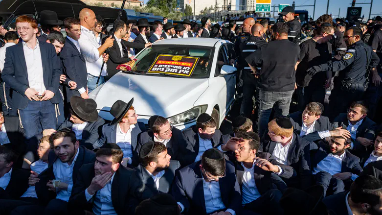 Haredi protestirali proti vpoklicu v vojsko, ovirali promet