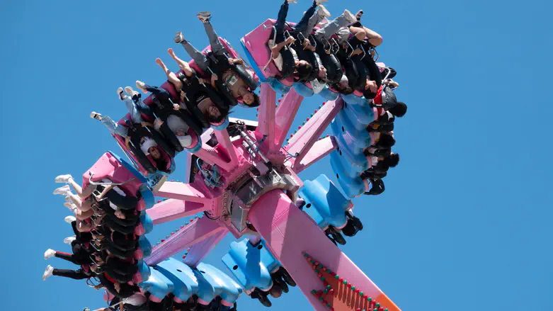 V Savdski Arabiji se je razpolovilo nihajoče vozilo v zabaviščnem parku, 23 poškodovanih