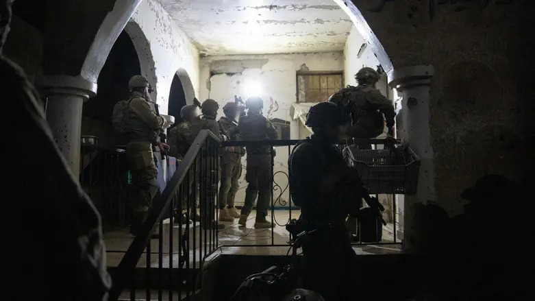 Izraelske obrambne sile zasegle orožje in pridržale osumljence med racijami v južni Siriji