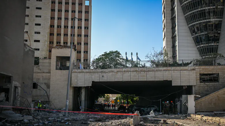 Iranska raketa zadela vladni stolp v Haifi junija, ranjenih 55 ljudi