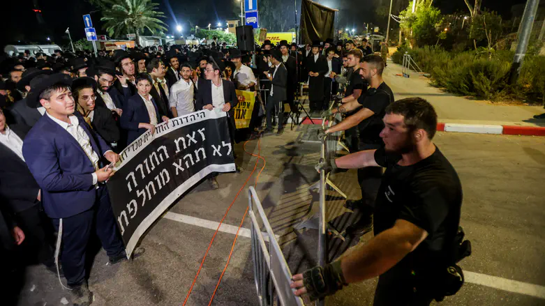 Watch: Violent clashes between haredim and soldiers at IDF prison