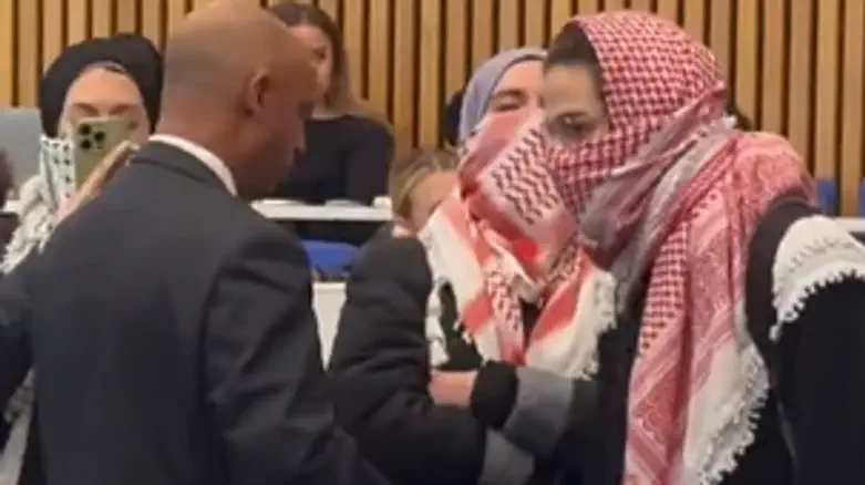 Profesorju v Londonu grozili z obglavljenjem, zdravnica aretirana zaradi podpore napadu Hamasa, študentu grozi deportacija v Egipt