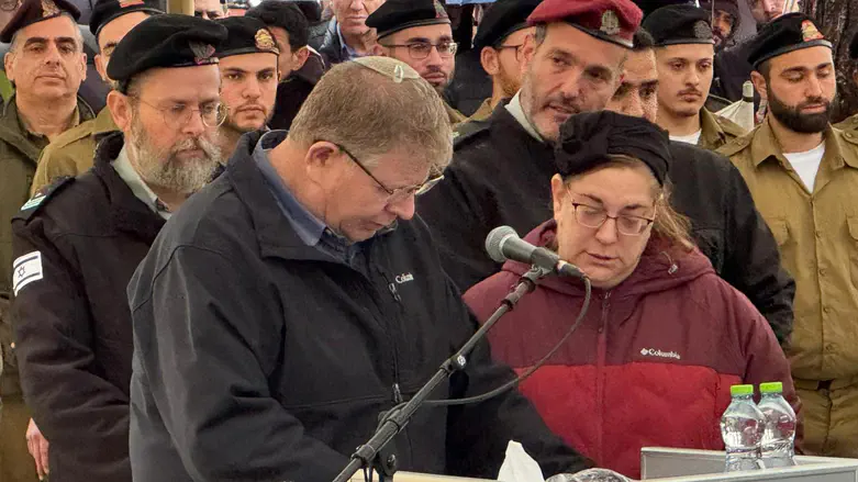 Heartbreaking: Brig. General Yair Volansky breaks down while reciting Kaddish for his son