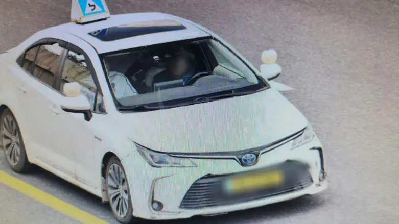 Bad example: Instructor and student caught on phones during driving lesson