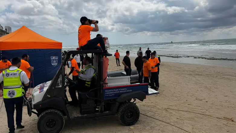 Netanya: 21-year-old who fell into sea passes away, his brother remains missing