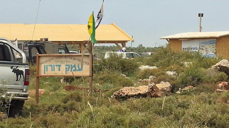 Armed civilian prevents stabbing attack at Samaria farm