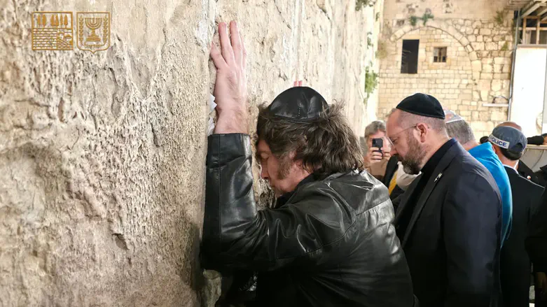 Argentine President at the Western Wall: Here I feel close to God!