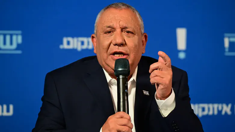 Poll: Eisenkot closes the gap on Bennett