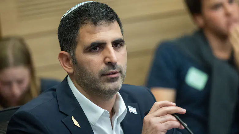 Communications Min. to haredi radio station: Broadcast in no