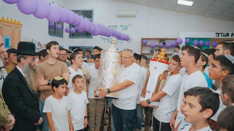 Torah scroll dedicated in memory of fallen captain