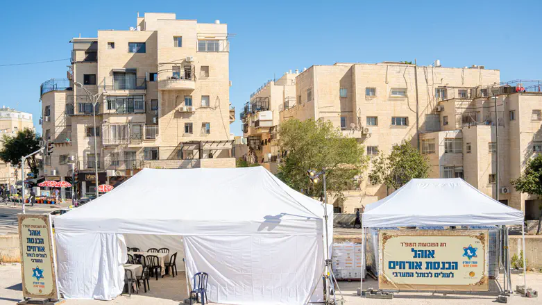 Tents to offer refreshments for Western Wall pilgrims