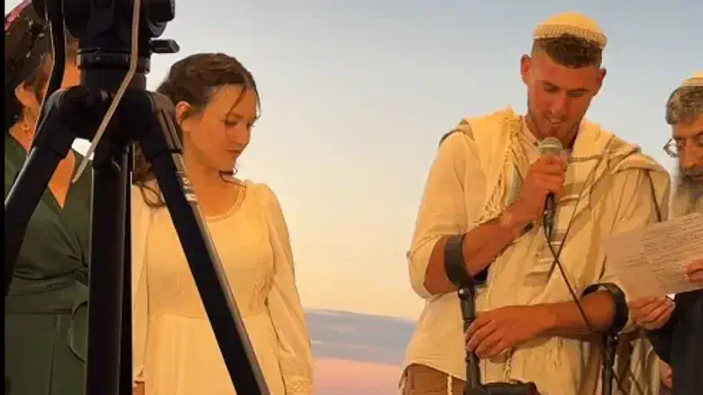 October 7 survivor marries after losing leg in Be’eri attack
