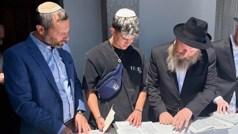 Watch: Ahavat HaShem and Israel Ganz pray at Lubavitcher Rebbe's tomb