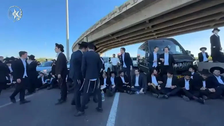 Protesting draft-dodger arrests: Haredi demonstrators block major roads