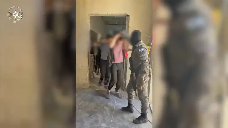 Watch: Border Police officers raid construction site in Beit
