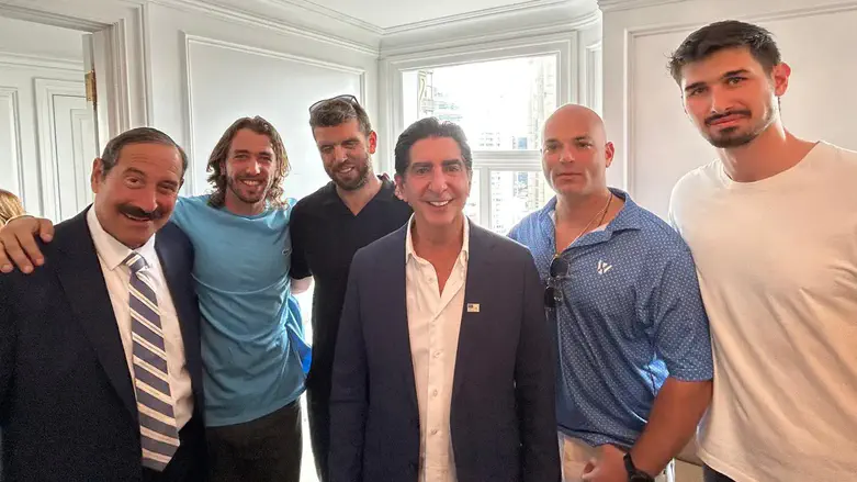 Dr. Joseph Frager and Harley Lippman meet with wounded IDF v