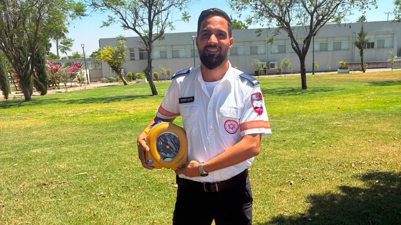 Paramedic arrives to teach CPR, saves man who collapsed