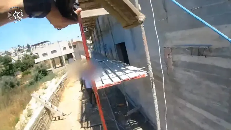 With guns drawn | Watch: Police raid construction site and arrest illegals