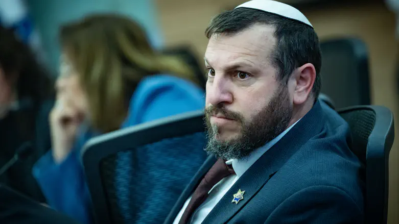 Minister Eliyahu chokes up with tears in the Knesset
