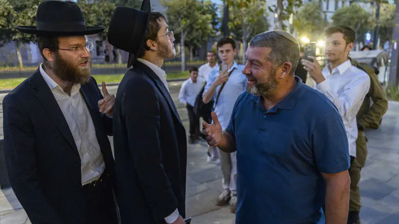 Retired general answers haredim who attacked him: 'I'm not afraid of you'